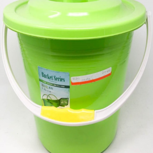 SMALL PLASTIC BUCKET WITH COVER